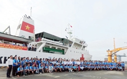 TPHCM: Thăm, tặng quà cán bộ, chiến sĩ và nhân dân vùng biển đảo Tây Nam