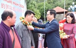 Lạng Sơn đón khách "xông đất" đầu năm 2026 bằng nụ cười hiếu khách