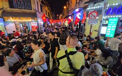 “Phố Tây” Tạ Hiện đông nghẹt người trong đêm đầu tiên của năm mới