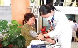 TPHCM: Tặng thẻ bảo hiểm y tế và quà Tết cho người có hoàn cảnh khó khăn