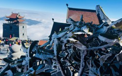 Băng giá phủ trắng khắp đỉnh Fansipan, nóc nhà Đông Dương đẹp như tiên cảnh