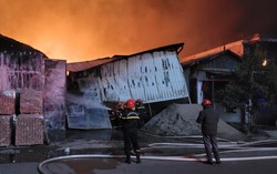 Hưng Yên: Đã dập tắt được hoàn toàn đám cháy xưởng gỗ và xưởng tái chế nhựa