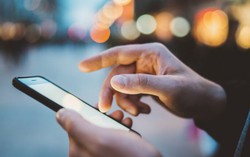 Bố có sai khi tặng con gái điện thoại đời mới?