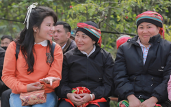 Mang xuân ấm đến với đồng bào và học sinh vùng cao Lao Chải