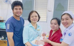 Thành công hiếm gặp trong việc trì hoãn sinh bé thứ 2 trong song thai