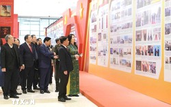 Trưng bày ảnh "Dưới cờ Đảng - Đất nước tiến vào kỷ nguyên mới"