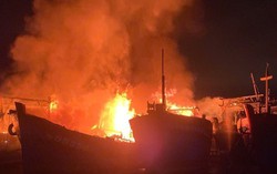 Quảng Ngãi: Bốn tàu cá bốc cháy trong đêm khi đang neo đậu