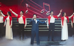 Anh Tú hát ca khúc tự sáng tác chào mừng Đại hội Đảng