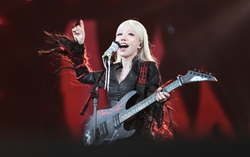 Phùng Khánh Linh biến hóa đa sắc tại GENFest