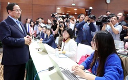 Thủ tướng Phạm Minh Chính thăm, động viên phóng viên báo chí tác nghiệp tại Đại hội XIV của Đảng