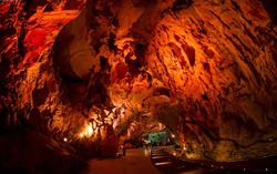 Trình diễn nghệ thuật tóc trong hang 150 triệu năm tuổi