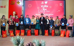 Hội LHPN tỉnh Nghệ An trao quà Tết cho phụ nữ vùng biên có hoàn cảnh khó khăn