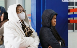 Tuyển sinh đại học 2026: Phụ huynh nghỉ làm, đội mưa rét đưa con đi thi đánh giá tư duy