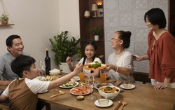 “Lịch Tết Hôm Nay” và góc nhìn mới: Tết không nằm ở ngày tháng, mà ở phút giây bên nhau