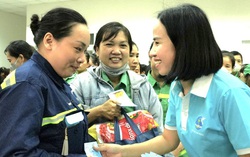 Hội LHPN TPHCM tặng 500 phần quà Tết cho nữ công nhân môi trường