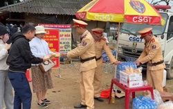 Cảnh sát giao thông Cao Bằng phát đồ ăn, ước uống, xăng miễn phí cho du khách