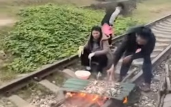 Quảng Ninh: Xử phạt đôi vợ chồng nướng thực phẩm trên đường sắt 