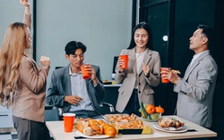 Hội công sở và trăm sắc thái "đón Tết" chốn văn phòng