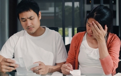 Chồng "quẳng" gánh nặng tài chính cho vợ giữa cơn bão giá