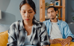 Mẹ biến hôn nhân của con trai thành nhà tù không song sắt