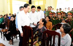 Chủ tịch Quốc hội tặng quà gia đình chính sách, hộ nghèo tại tỉnh Đồng Tháp