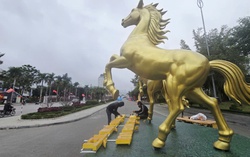 Độc đáo cặp ngựa vàng - đỏ tung vó ở đường hoa xuân xứ Lạng