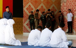 Indonesia: 1 phụ nữ bị đánh 140 roi vì quan hệ tình dục ngoài hôn nhân