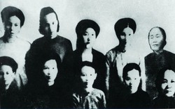 Dấu son từ 10 nữ đại biểu Quốc hội Việt Nam đầu tiên