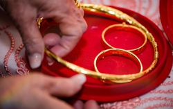 Mẹ chồng gồng mình trong cuộc đua mang tên "vàng cưới"