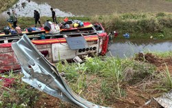 Vụ lật xe khách chở 22 người ở Sơn La: Tài xế khai do buồn ngủ nên mất lái