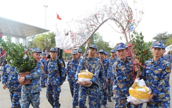 Mang hàng trăm tấn hàng, quà Tết ra Trường Sa