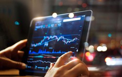 Bluechip bùng nổ, VN-Index vượt đỉnh lịch sử 1.800 điểm