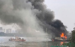 TPHCM: Du thuyền bốc cháy dữ dội trên sông Sài Gòn