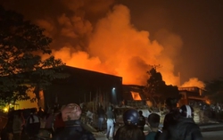 Hưng Yên: Cháy dữ dội nhiều nhà xưởng, cột khói cao hàng chục mét