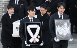 Lễ tang diễn viên Ahn Sung Ki: Hyun Bin mắt đỏ hoe, Lee Jung Jae trầm lặng bên linh cữu