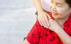 Khi con cái là "hố đen" bòn rút, hút cạn tiền bạc của mẹ già