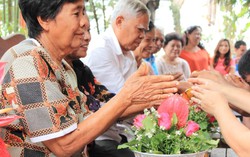 Ngày Quốc tế Người cao tuổi 1/10: Tặng ông bà món quà giúp sống khỏe và an tâm hơn