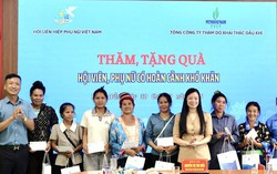 Hội LHPN Việt Nam trao 100 suất quà cho phụ nữ khó khăn ở Điện Biên