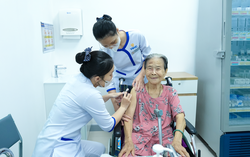 Trao tặng 10.000 liều vắc xin cúm cho người cao tuổi