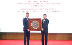 Prime Minister Le Minh Hung met Vietnamese community and representative agencies in Cambodia