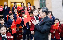National Assembly Chairman Tran Thanh Man met with Vietnamese community in China