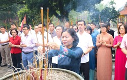 Đoàn công tác Cơ quan Đảng ủy Chính phủ dâng hương, tham quan Di tích lịch sử Quốc gia Đặc biệt Đền Hai Bà Trưng