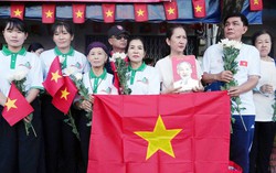 Xúc động hình ảnh người dân TPHCM cầm hoa trắng tiễn đưa các Anh hùng liệt sĩ