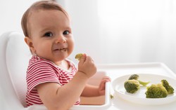 Lựa chọn sản phẩm hỗ trợ tăng đề kháng cho trẻ khi giao mùa