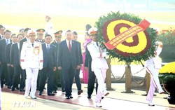 Đoàn đại biểu Quốc hội vào Lăng viếng Chủ tịch Hồ Chí Minh