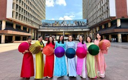 Rực rỡ sắc màu áo dài Việt Nam trên các tuyến phố thủ đô Caracas, Venezuela