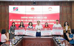 Agribank cùng Đoàn đại biểu Quốc hội thành phố Hà Nội trao 1 tỷ đồng hỗ trợ xây dựng Nhà Đại đoàn kết