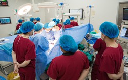 Tam thai chào đời cách nhau 36 giờ