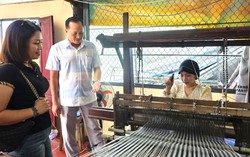 Phụ nữ Chăm ở An Giang miệt mài giữ gìn nghề dệt thổ cẩm
