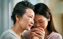Chuyện đằng sau việc thuê người chăm sóc bố mẹ già ốm